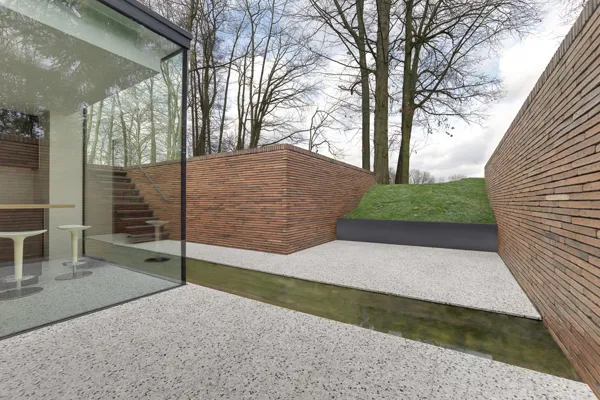 Brick-clad office building with Infinitum 3003, the tone has been set!