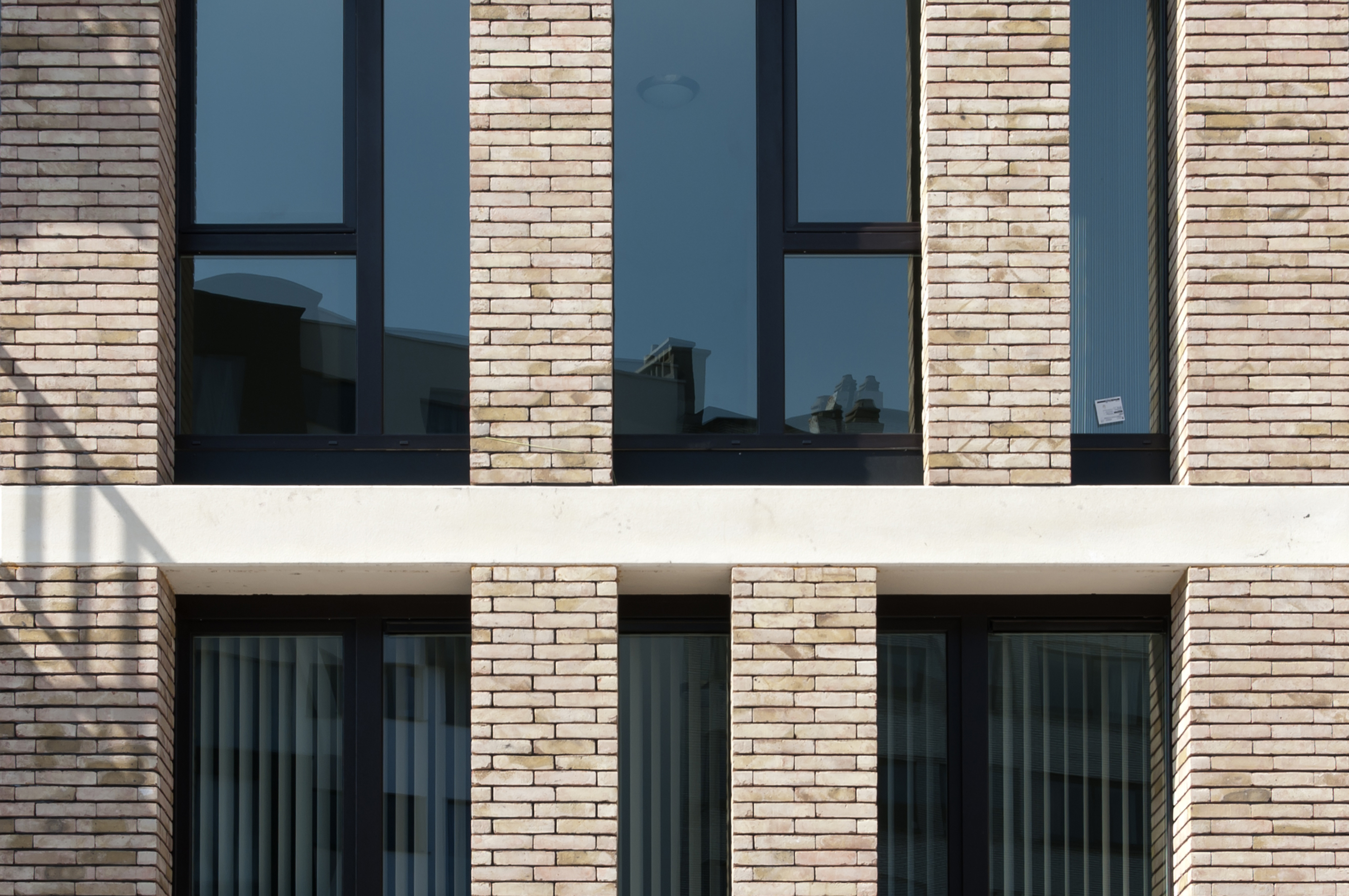 A façade structure full of contrast thanks to yellow brown Nature7 Brick V