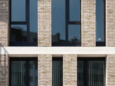 A façade structure full of contrast thanks to yellow brown Nature7 Brick V