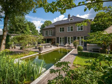 Atmospheric garden with an open character thanks to Lava clay pavers