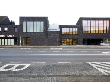 Powerful appearance thanks to dark facing bricks with contrasting finish