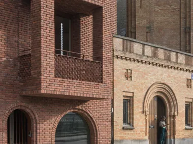 An atypical facade inspired by the surrounding neoclassical architecture