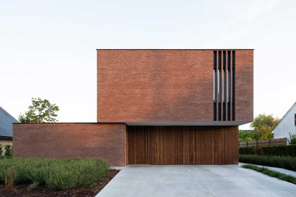 Vertical brick slats in linea7 8012 as an eye-catching feature