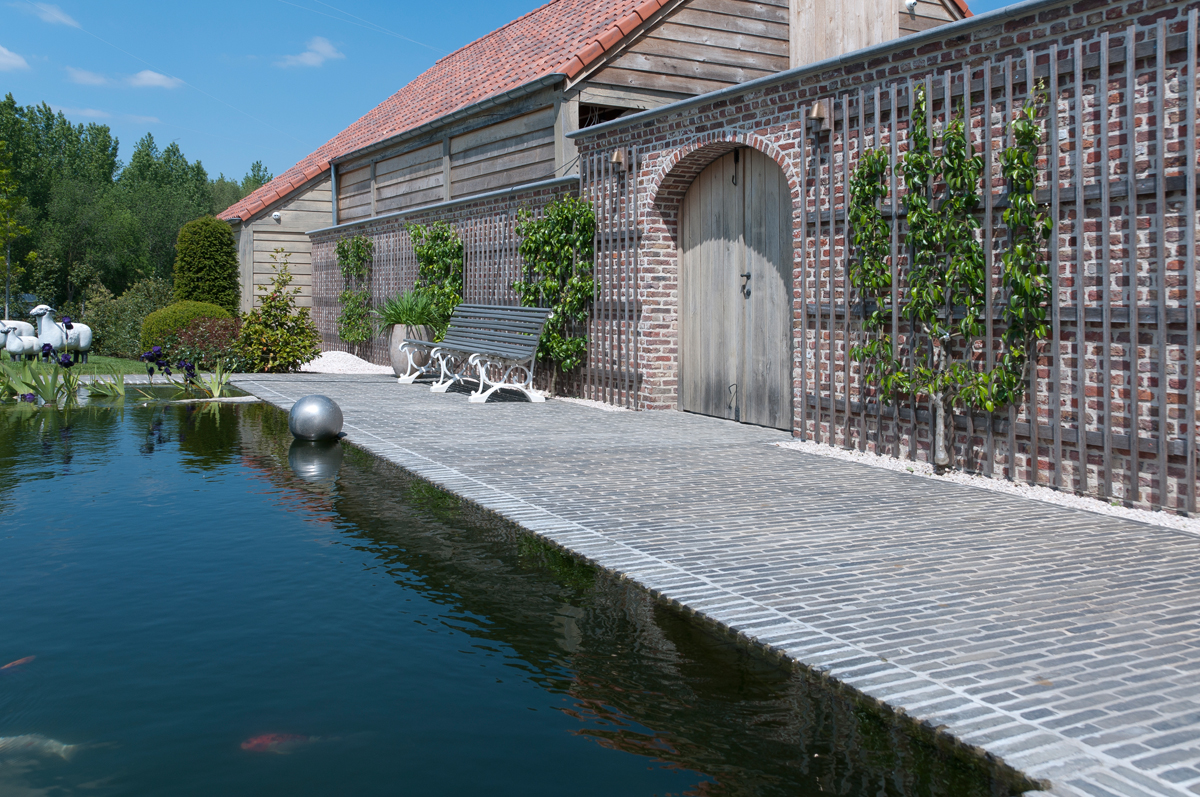Holiday in your own garden with a hint of exclusivity thanks to sustainable ‘Oyster grey’ clay pavers