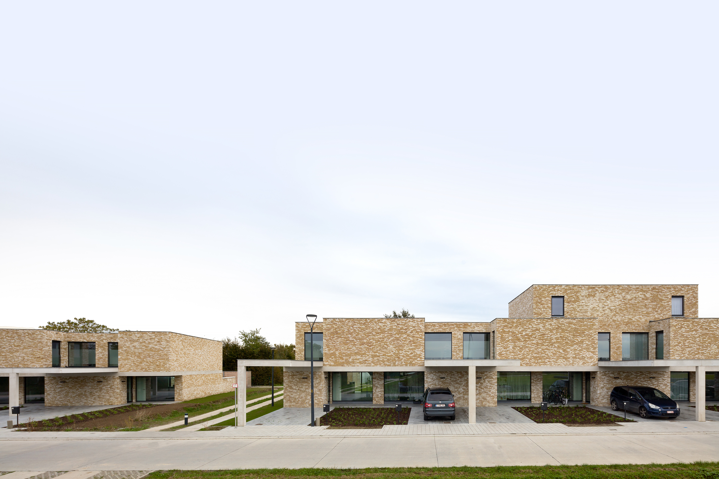 Dehullu Architecten scores with rustic brick in modern design