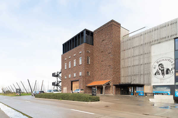 A playful, ecological mix of facing bricks for an authentic brand