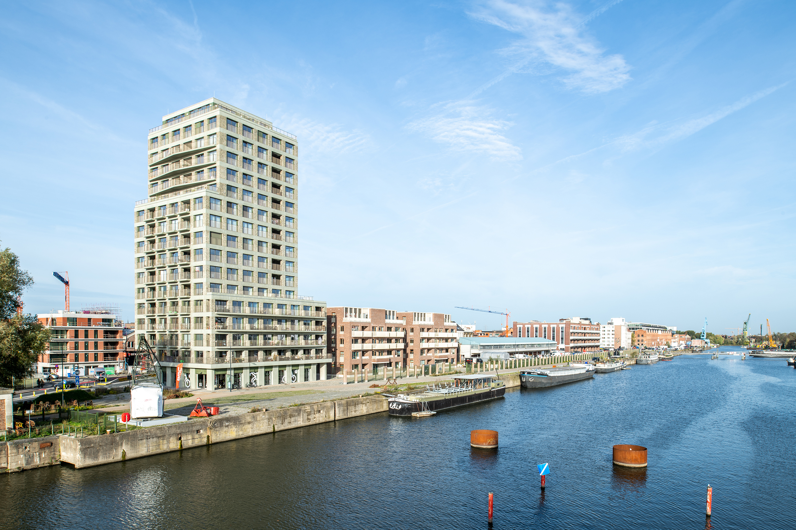 Green-grey ecological ‘Nature7 Brick R’ adorns iconic residential tower block on Stapelplein in Ghent 