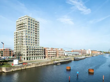 Green-grey ecological ‘Nature7 Brick R’ adorns iconic residential tower block on Stapelplein in Ghent