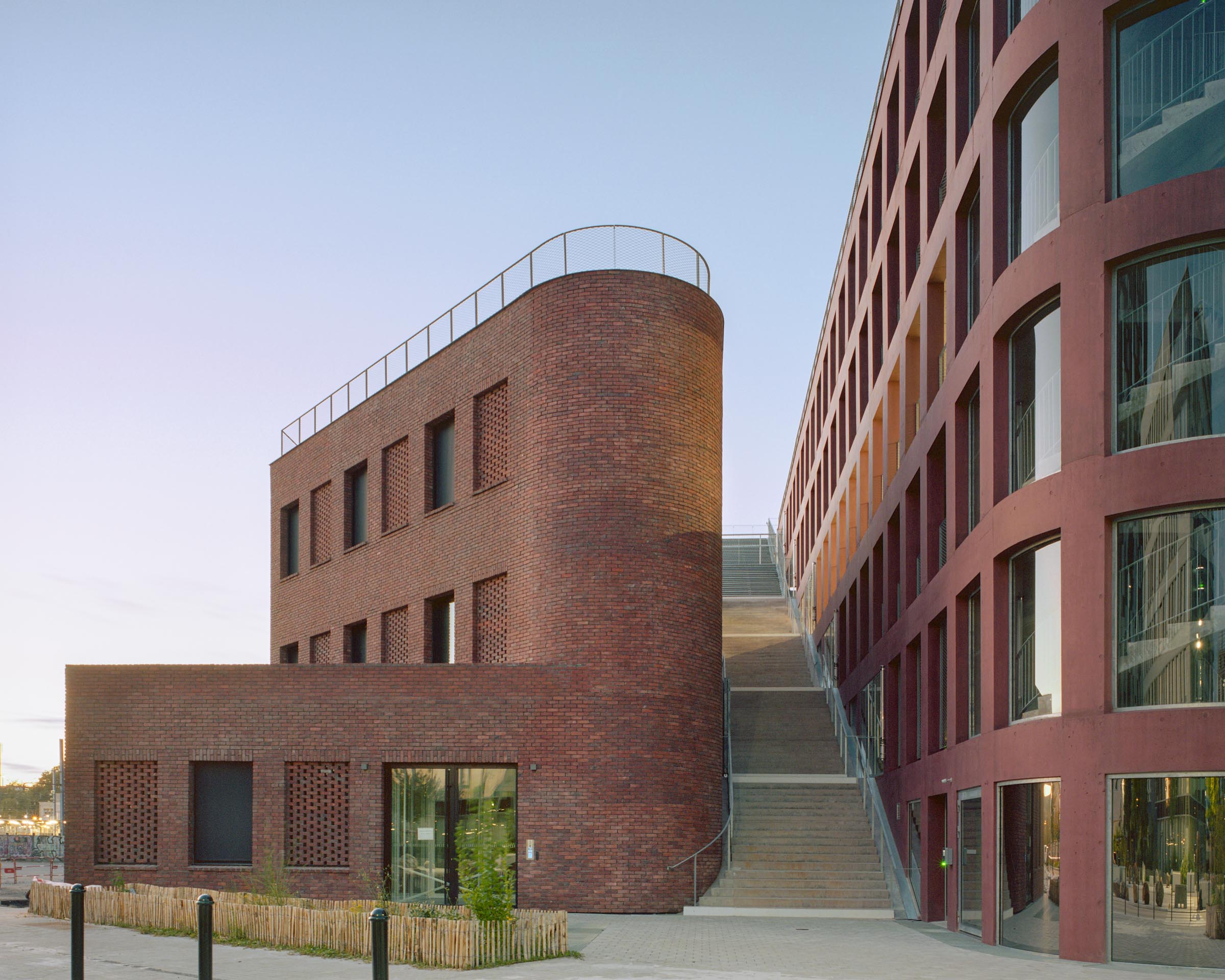Block 5B in Nantes: the red/brown brick architecture as a link between the railway and the city
