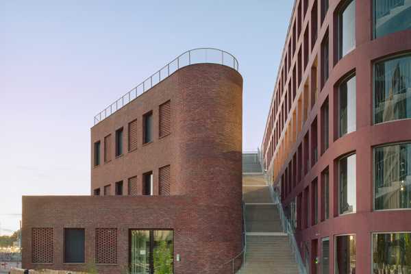 Block 5B in Nantes: the red/brown brick architecture as a link between the railway and the city