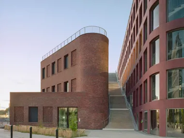 Block 5B in Nantes: the red/brown brick architecture as a link between the railway and the city