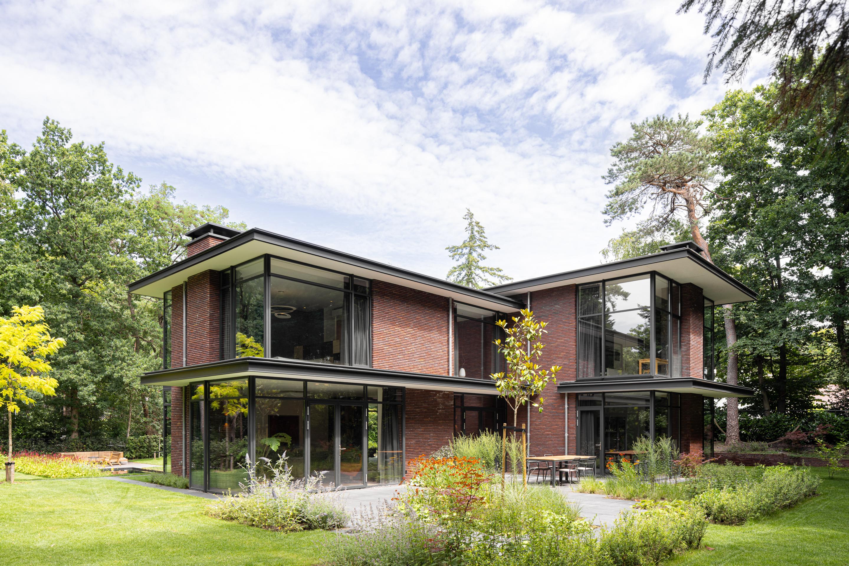 A house in harmony with nature: the essential role of the facing brick in a modern, modest appearance