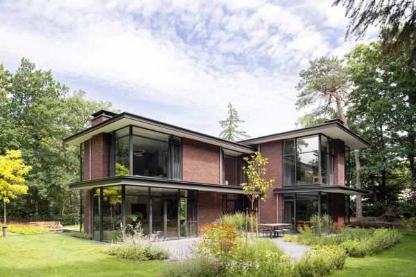 A house in harmony with nature: the essential role of the facing brick in a modern, modest appearance