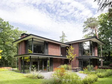 A house in harmony with nature: the essential role of the facing brick in a modern, modest appearance