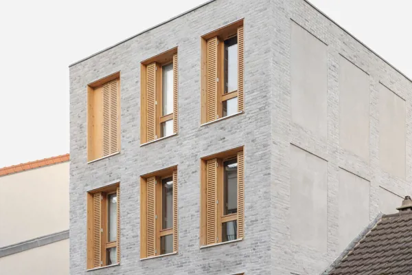 Simplicity and elegance thanks to the combination of wood and brick