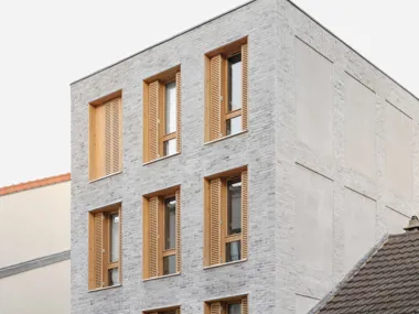 Simplicity and elegance thanks to the combination of wood and brick